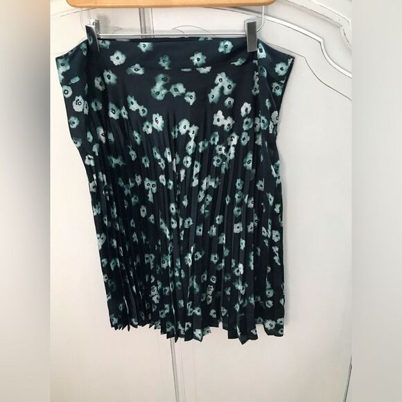 Simply Vera Vera Wang satin navy blue aqua green floral pleated skirt Size L - Picture 1 of 4